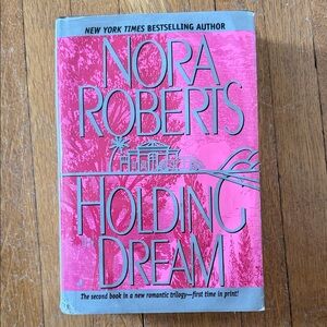 Nora Roberts - Holding the Dream hardcover